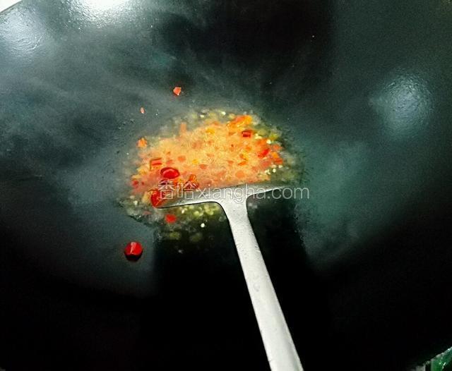 锅预热，倒刀2勺子花生油，油温热后，倒入剁椒炒一下，加入适量水，再加入半勺生粉，盐炒均匀