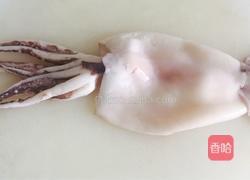 鱿鱼开膛去除内脏,揭掉鱼身膜,清水冲洗干净
