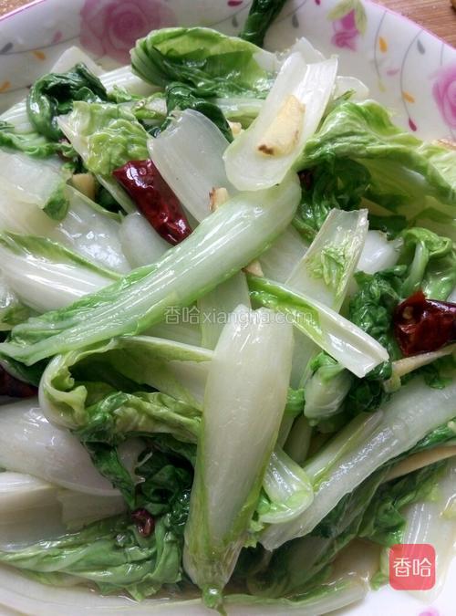 油八成热下辅料炸香,下小白菜头,炒两下放小白菜叶,翻炒几下,放盐,炒