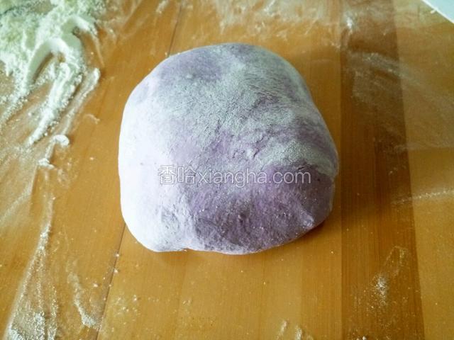 放入适量面粉 和成面团 稍微硬一点点 比较造型