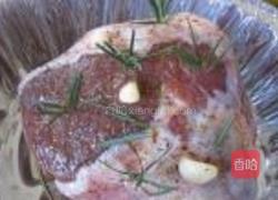 大蒜迷迭香烤羊腿的做法图解3