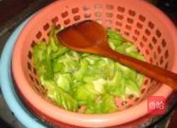 豆豉鲮鱼炒苦瓜的做法图解1