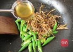 银鱼干炒绿椒的做法图解6