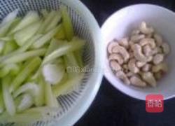 腰果炒芹菜的做法图解2