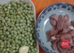 豌豆煮肉片的做法图解1
