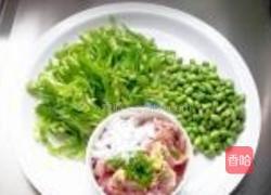 青椒毛豆炒肉丝的做法图解1