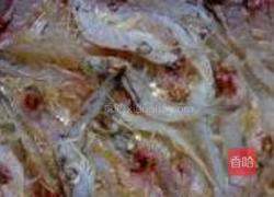 蒜茸粉丝蒸明虾的做法图解2