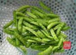 火腿炒豌豆荚的做法图解1