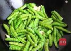 火腿炒豌豆荚的做法图解5