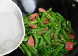 火腿炒豌豆荚的做法图解7