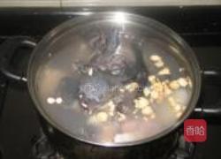 海底椰响螺乌鸡汤的做法图解3