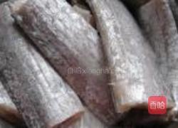 煎咸带鱼的做法图解2