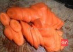 咸肉炒胡萝卜的做法图解1