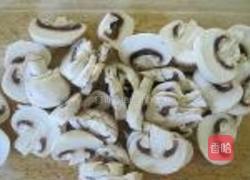 黑椒鸡肉片炒蘑菇的做法图解2
