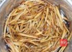 黄花菜炒鸡蛋的做法图解1