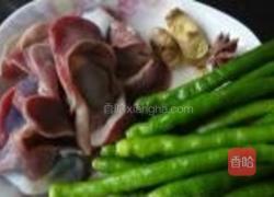 青椒炒鸭胗的做法图解1