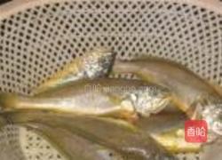 芝麻酱烧小黄鱼的做法图解1