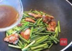 煎鸡腿肉炒蒜苔的做法图解7