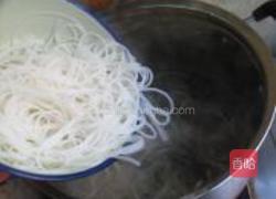 菌汤三鲜米线的做法图解7