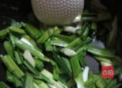 蒜苗炒蛋的做法图解2