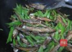 青椒熏香小鱼干的做法图解9