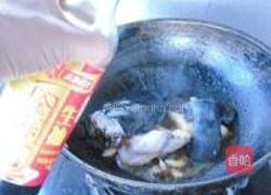 鲶鱼头尾烧丝瓜的做法图解5