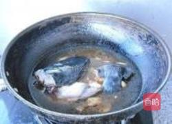 鲶鱼头尾烧丝瓜的做法图解6
