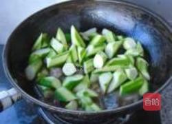 鲶鱼头尾烧丝瓜的做法图解8