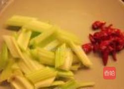 米椒西芹爆菌花的做法图解3