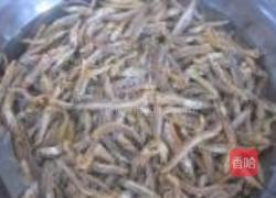 爆炒小鱼干的做法图解1