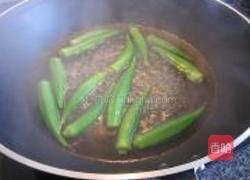 腊肉炒秋葵的做法图解1
