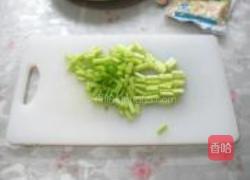 芹菜炒杏仁的做法图解2