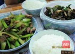 芹菜炒骨头肉的做法图解7
