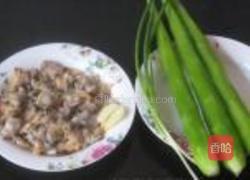 莴笋片炒花蛤肉的做法图解1
