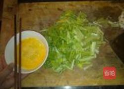 鸡蛋炒芹菜的做法图解1