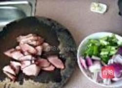 青椒洋葱炒腊肉的做法图解3