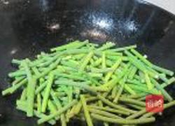 蒜苔炒椒盐小鱼干的做法图解5