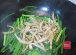 蒜苔炒椒盐小鱼干的做法图解7