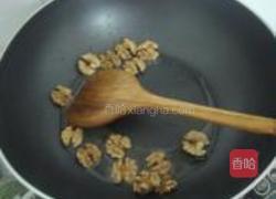 核桃枸杞炒韭菜的做法图解4