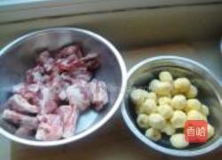 猪排炖土豆的做法图解1