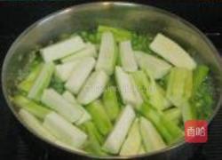 鲜虾丝瓜毛豆汤的做法图解2