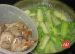 鲜虾丝瓜毛豆汤的做法图解3