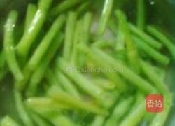 番茄酱烩豆角的做法图解3