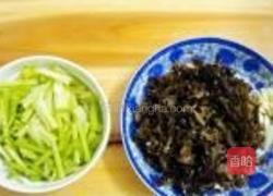 芹菜木耳炒肉丝的做法图解2