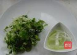 香椿苗豆卷的做法图解2