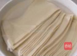 豆腐皮香椿卷的做法图解2