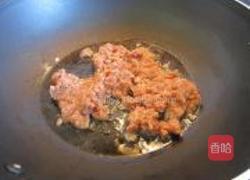 果仁鸡肉蓉炒秋葵的做法图解3