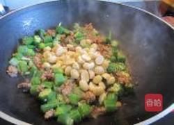 果仁鸡肉蓉炒秋葵的做法图解6