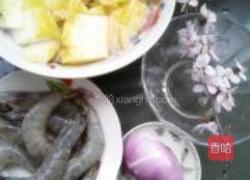 菠萝桃花虾的做法图解1