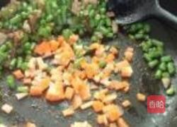 肉粒炒豆角豌豆的做法图解6